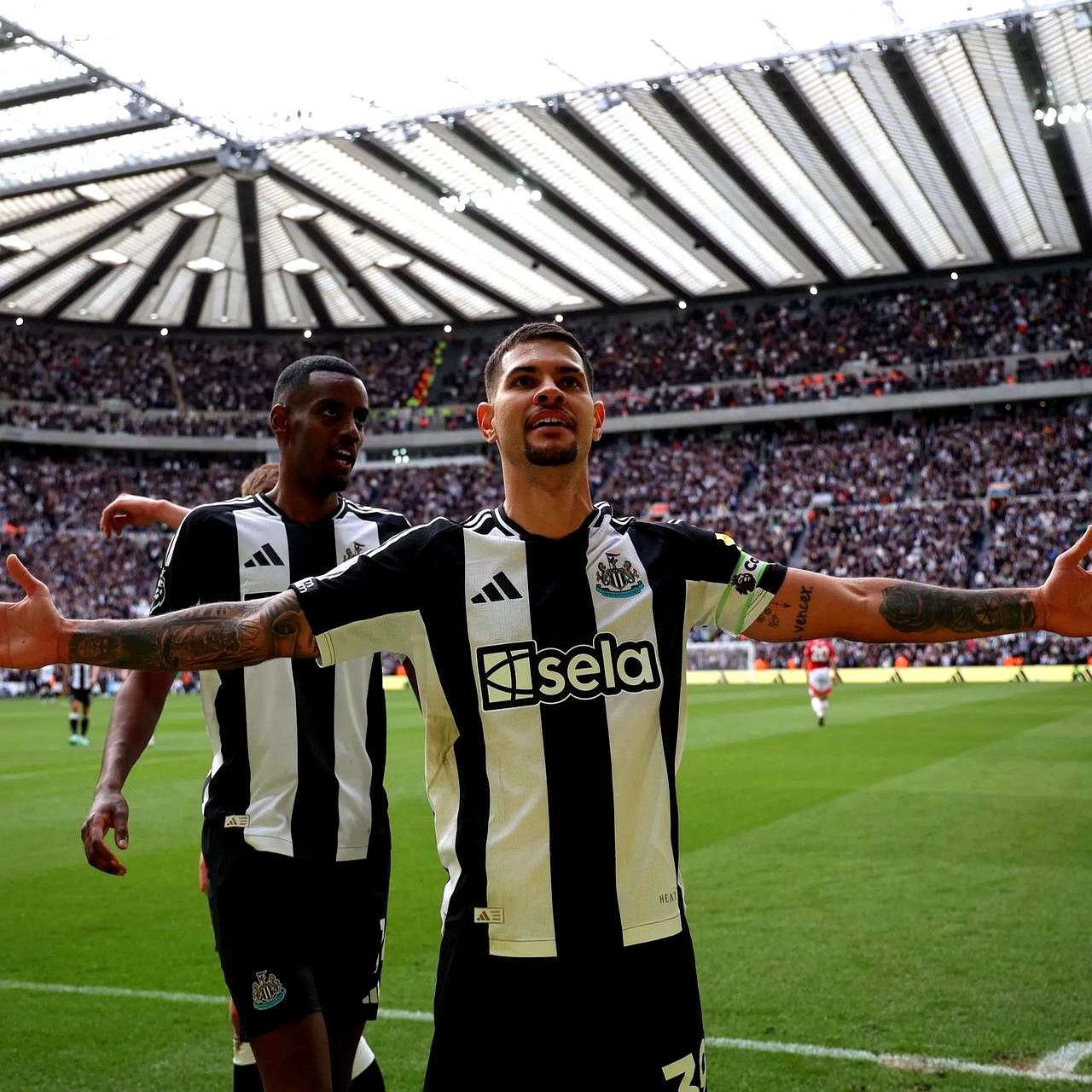 包含纽卡斯尔关键时刻单刀错失，志在欧联名次提升，媒体盛赞，轮换策略成焦点的词条