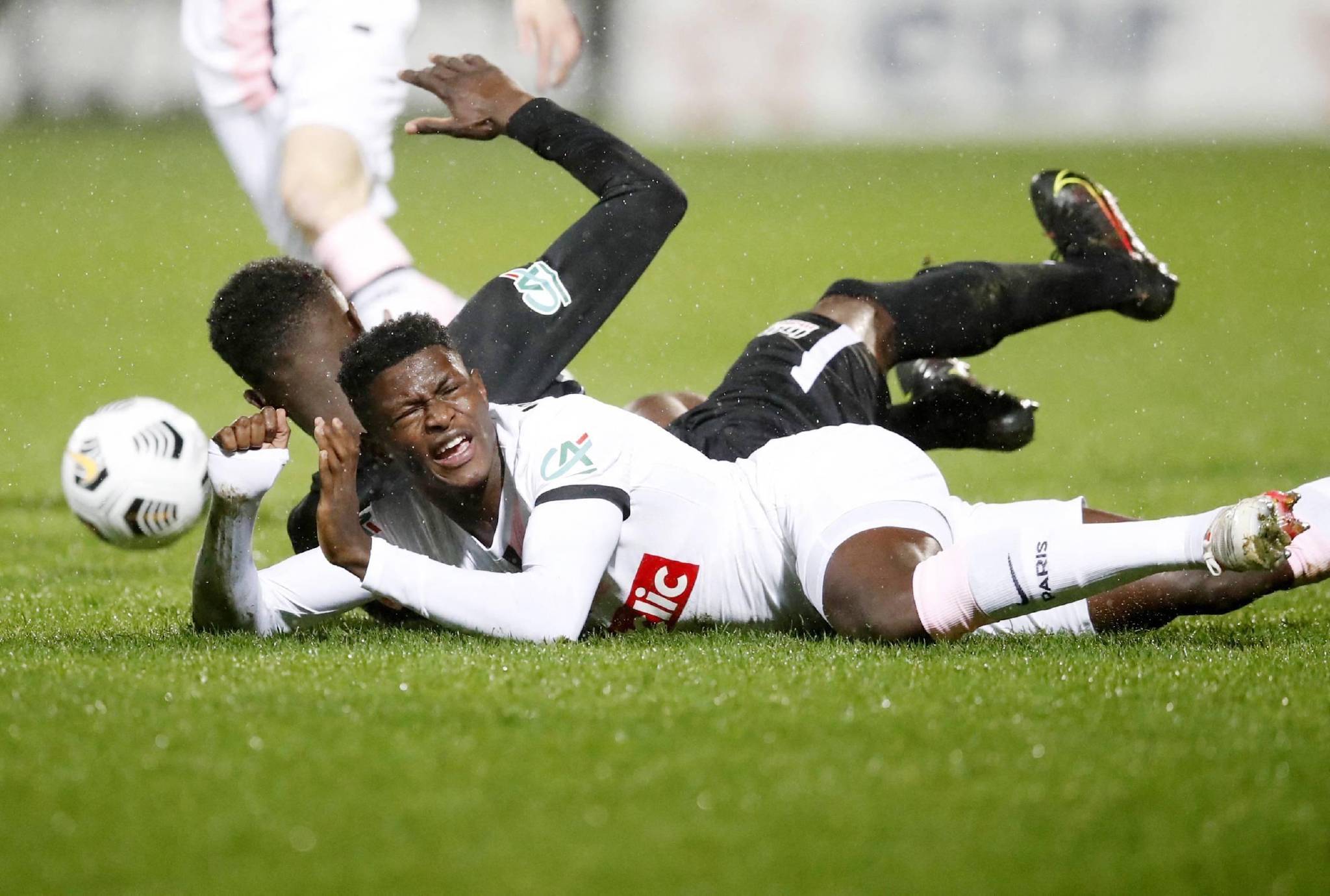 芝加哥公牛发布备战花絮；窗口期门线救险；法国杯任务艰巨；高层口径保持一致(芝加哥公牛最新消息)